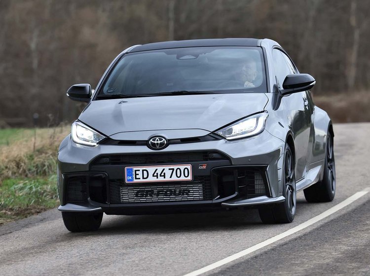 Toyota GR Yaris kører på en snoet landevej