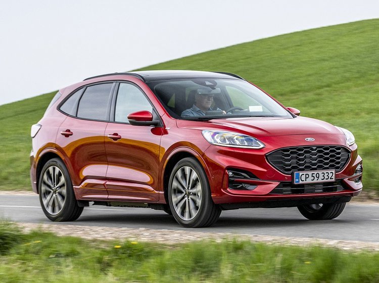 Rød Ford Kuga set fra siden på landevej