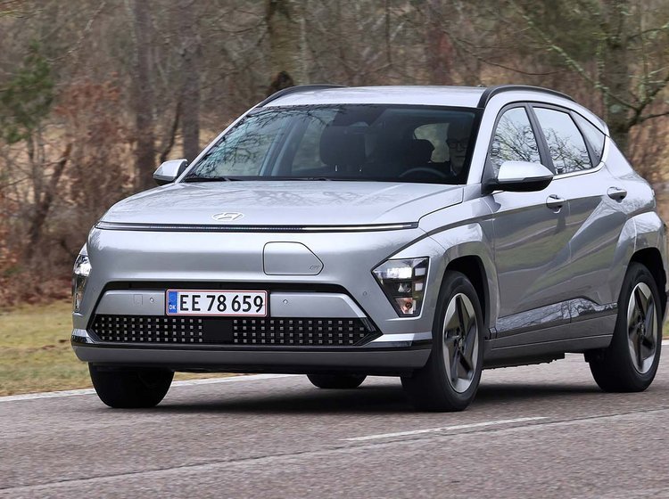Hyundai Kona set forfra, mens den kører mellem træer
