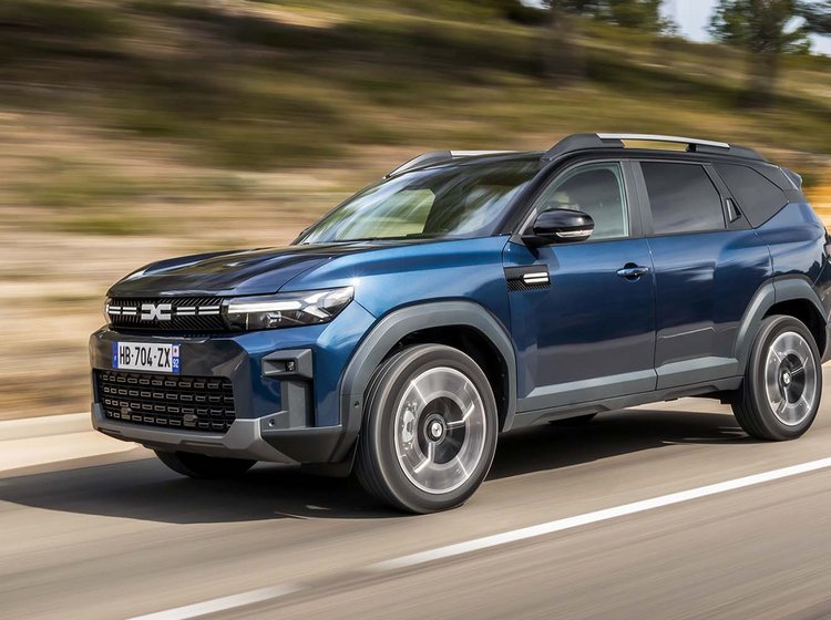 Dacia Bigster set skråt forfra, mens den kører på landevej