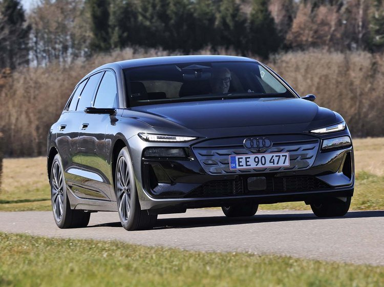 Audi A6 Avant e-tron set skråt forfra kører på landevej