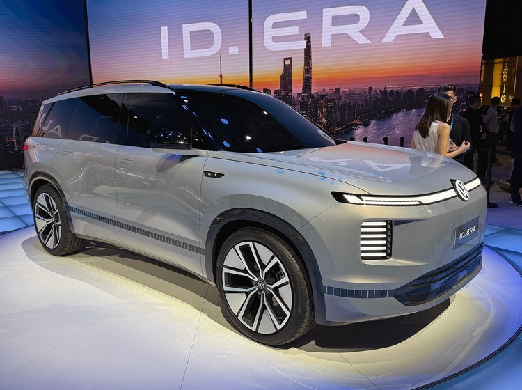 VW ID. Era SUV skråt forfra på scene.