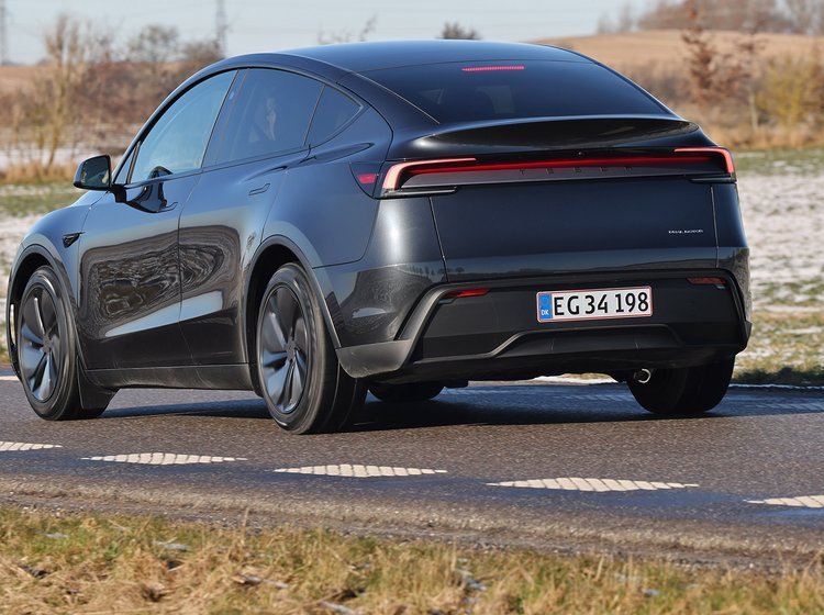 Tesla Model Y kørende set bagfra.