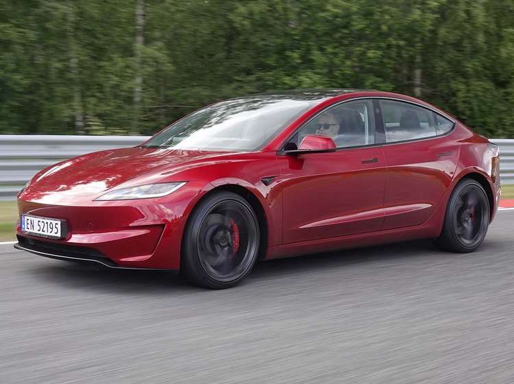 Tesla Model 3 Performance kører på racerbane