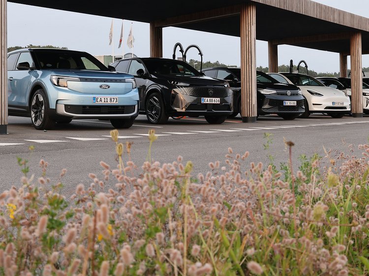 Elbiler er parkeret på parkeringsplads og lader op. 
