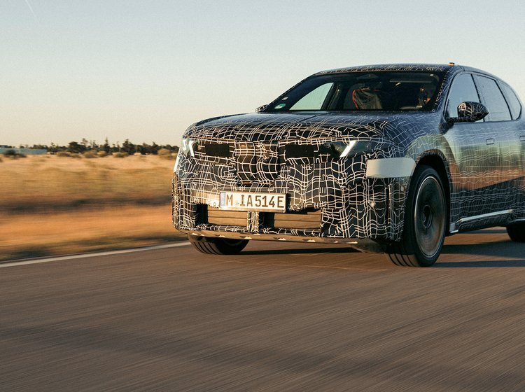 Kamufleret BMW iX3-elbil på testbane.