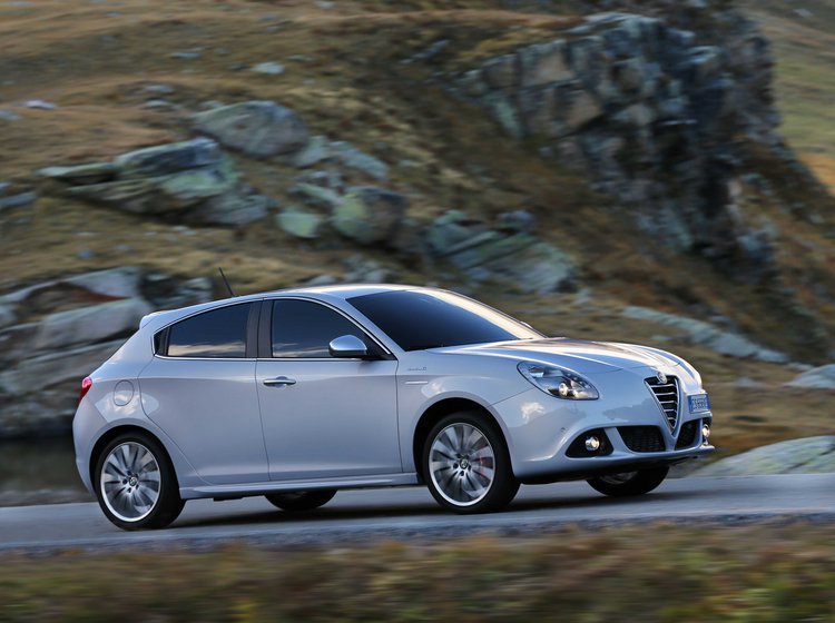 Den dybe V-udskæring gør det nemt at genkende en Alfa Romeo Giulietta. 