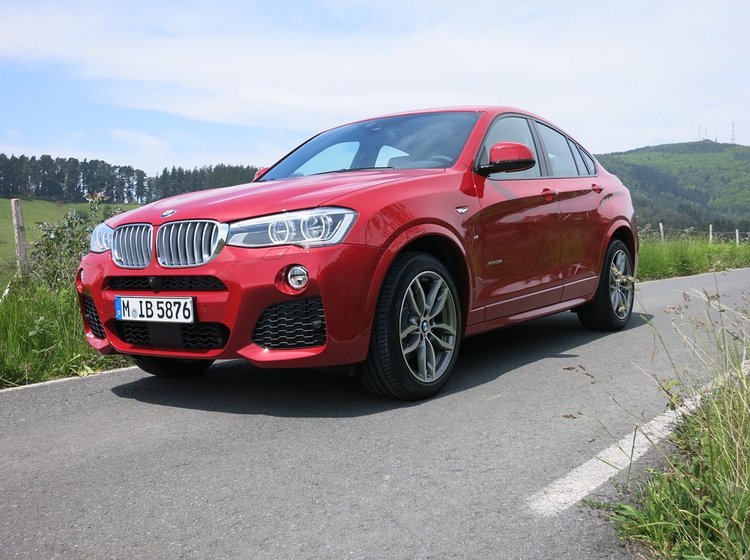 BMW X4 er en kombination af en firehjulstrækker (X3) og en flot coupé. Den har fire sidedøre og en stor tophængslet bagklap.