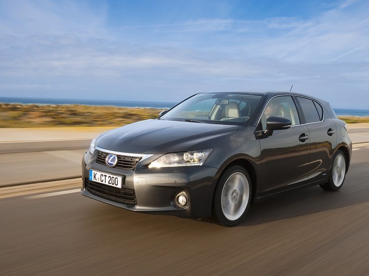 Lexus' minibil er lækker men døjer med et dårligt gear