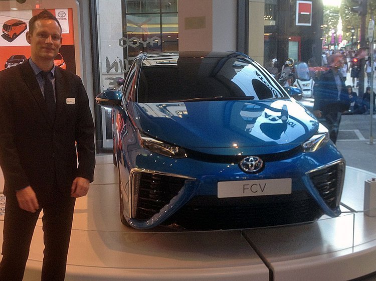 Anders Tystrup, Toyota Danmark ved den færdige udgave af FCV-brintbilen.