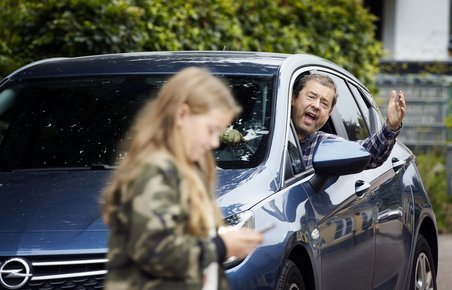 Sådan får dit barn gode mobilvaner i trafikken