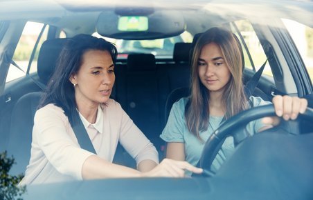 Der er flere muligheder for at bruge din mobiltelefon i bilen, hvis du ønsker at tale håndfrit, høre musik eller bruge GPS. 
