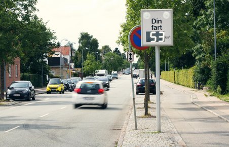 Biler på vej med for høj hastighed forbi hastighedsmåler. 