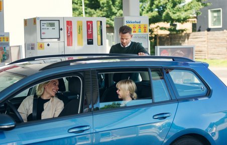 Kig på uret, inden du tanker. Vi giver dig her gode råd til, hvordan du tanker benzin og diesel til den bedste pris.