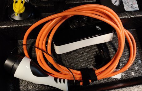 Orange ladekabel ligger foldet sammen.