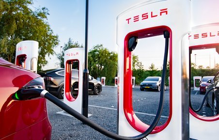 Inden længe kommer der mere fut i Teslas egne ladestationer.