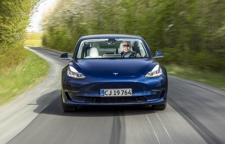 Tesla Model 3 set forfra