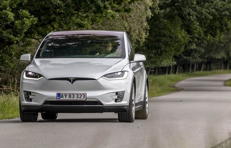 Tesla Model X set forfra