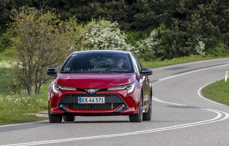 Toyota Corolla Hybrid set forfra