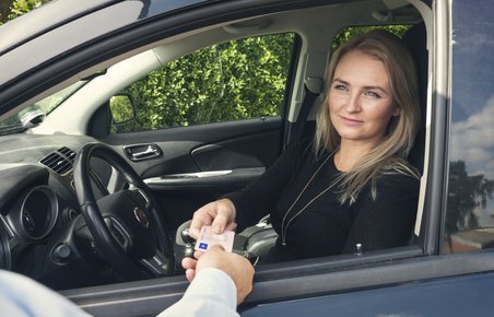 Kvinde viser koerekort