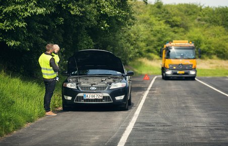 Bil kan ikke køre mere, og en vejhjælpsbil er på vej til undsætning. 