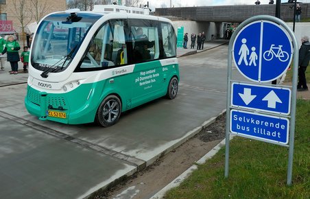 Den selvkørende bus i Aalborg kører på et stisystem, hvor der er mange bløde trafikanter.