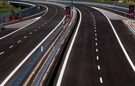 Trafikken er faldet kraftigt - ca. 40 pct. på motorvejene - og ulykkestallene er gået med ned.