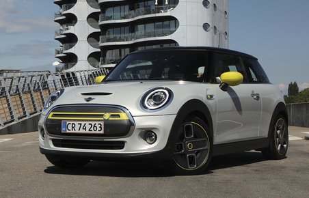 Mini Cooper SE set forfra