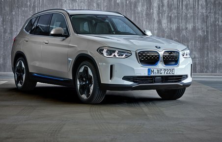 BMW iX3 adskiller sig visuelt kun marginalt fra den almindelige X3. 