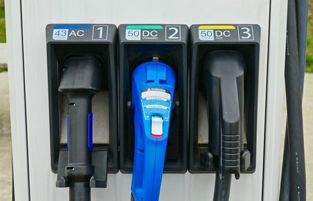 Chademo-stikket (i midten) har ingen langsigtet fremtid i Europa.