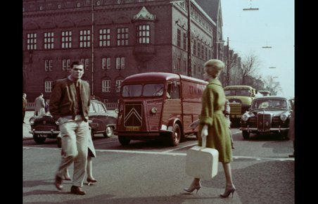 "Pas på Gående - Gående Pas På!" fra 1960 har, blandt andet, statister med imponerende franskbrødshår. 