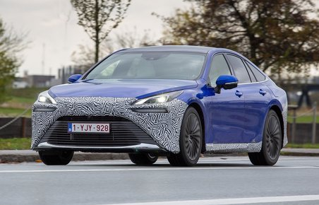 Toyota Mirai set forfra