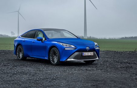 Toyota Mirai kommer nu i denne anden generation af verdens første serieproducerede brintbil. Den kan køre over 700 km på en tankfuld brint.