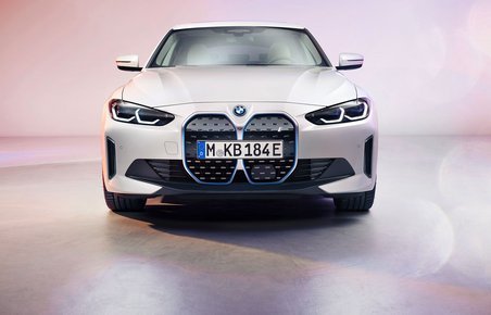 BMW i4 har som ventet en gevaldig grill.