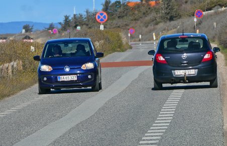 På en 2 minus en-vej skal man som udgangspunkt køre mellem striberne, men trække ud over dem, når der er modkørende..