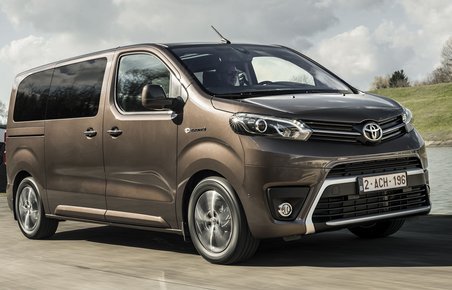 Toyota Proace set forfra