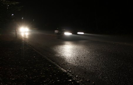 Ved kørsel i mørke og regn kan det være svært at se, hvor vejen helt præcist går.