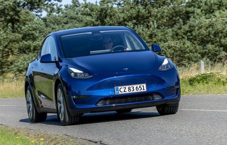 Tesla Model Y set forfra
