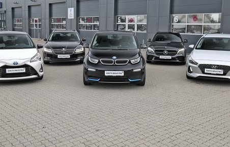 Finalefeltet til Årets Brugtbil 2021 består af Toyota Yaris, Skoda Superb, BMW i3, Mercedes-Benz C-klasse og Hyundai i30 (set fra venstre)