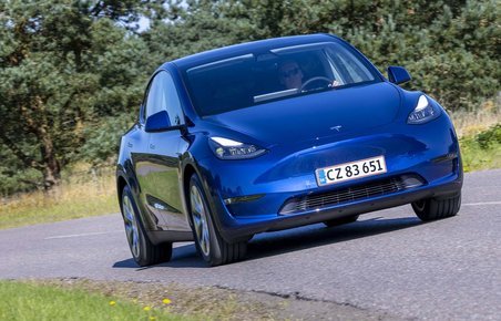Tesla Model Y set forfra