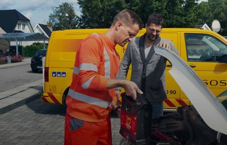 Bil får starhjælp.