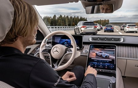 Mercedes-Benz S-klasse kan og må nu køre selv - under særlige forhold.