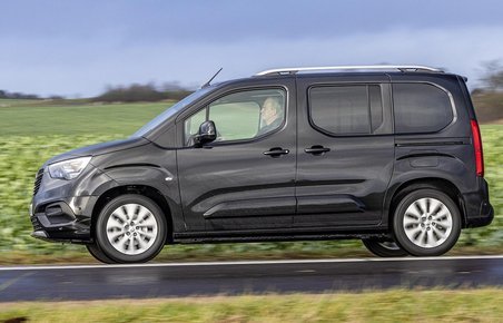 Opel Combo-e set fra siden
