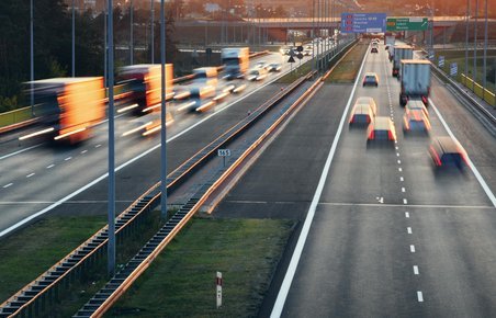 Motorvej med trafik. 