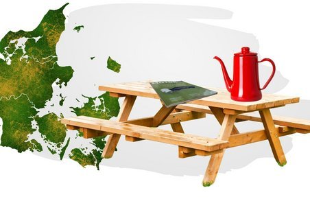 Picnicbord med kaffekande og en udgave at Motor