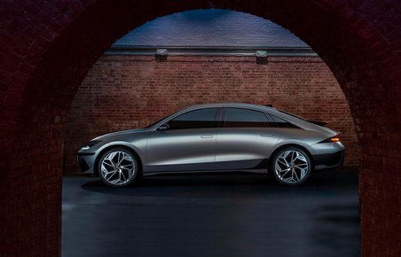Hyundai Ioniq 6 er en stor eledreven sedan.