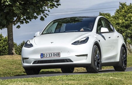 Tesla Model Y set forfra