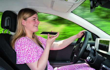 Kvinde taler i mobil i bil