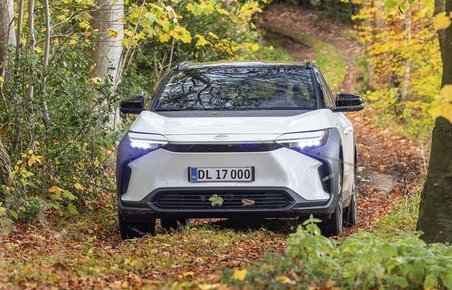 Toyota bZ4X set forfra