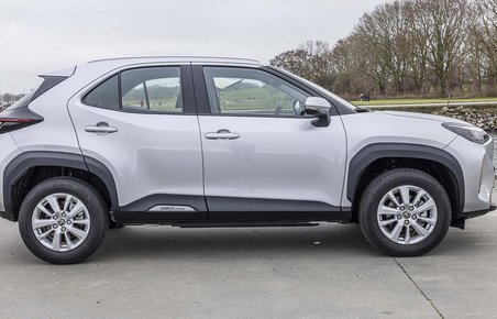 Toyota Yaris Cross set fra siden, mens den holder parkeret på Amager Strandpark